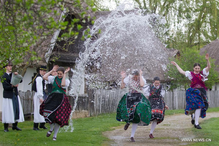 Hongrie : célébrations des Pâques à Szenna