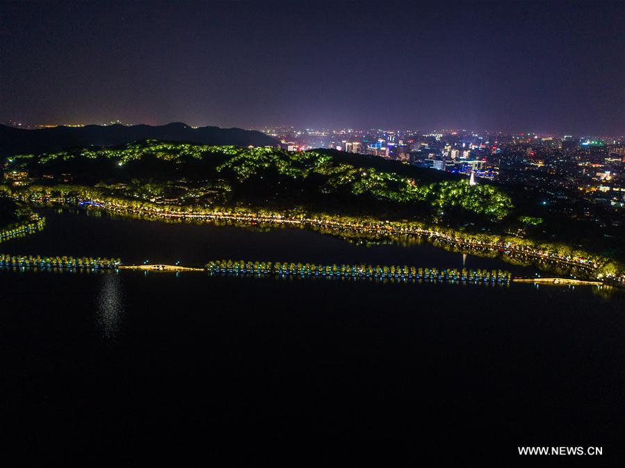 Vue nocturne du lac de l'Ouest à Hangzhou