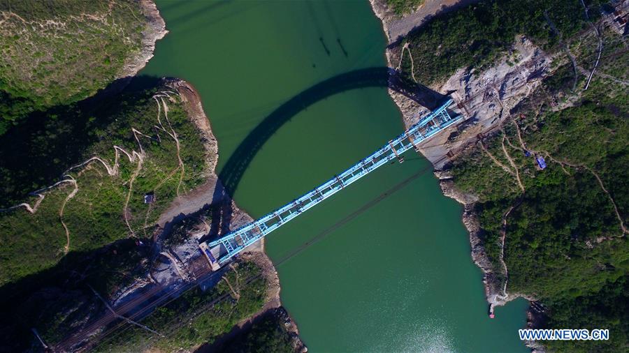 Chine : achèvement de l'arc du pont de Luohe