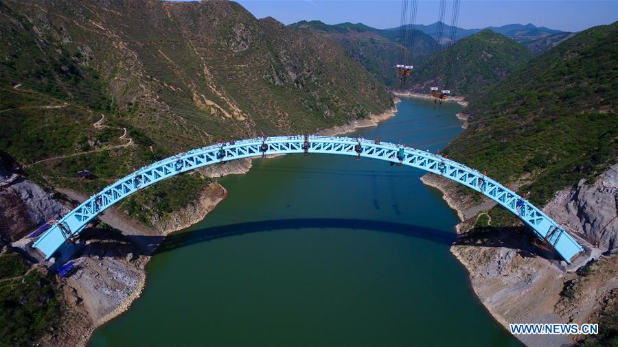 Chine : achèvement de l'arc du pont de Luohe