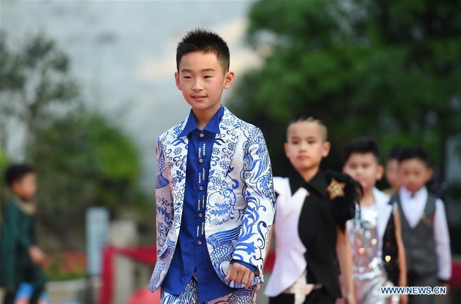 Défilé d'enfants mannequins à Fuzhou