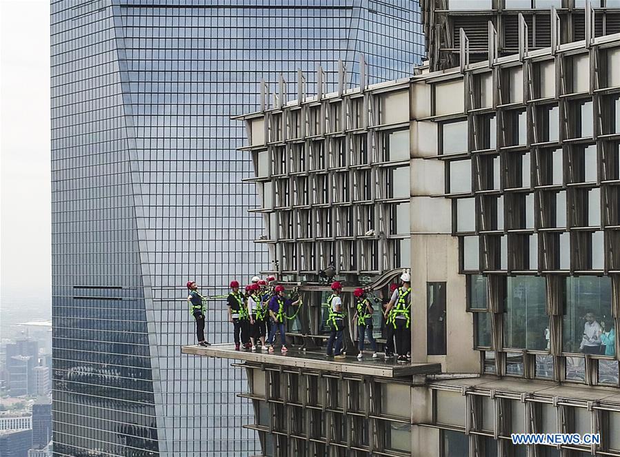 Chine : tourisme dans des gratte-ciel à Shanghai 