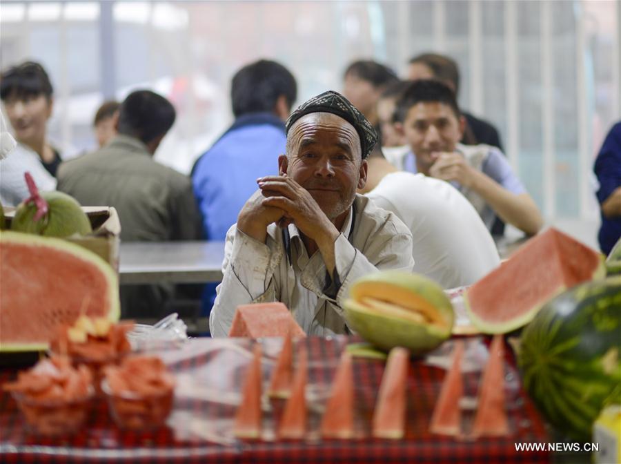 Chine : marché de nuit à Hotan au Xinjiang