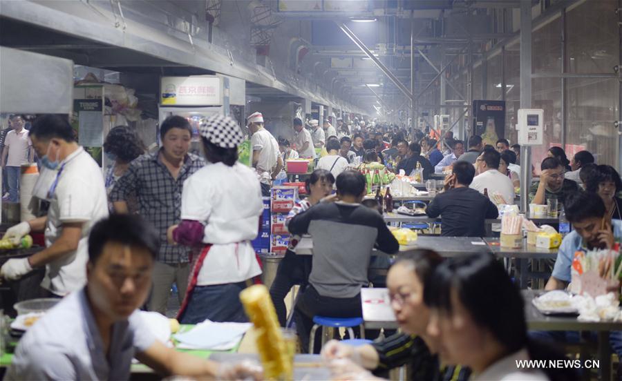 Chine : marché de nuit à Hotan au Xinjiang