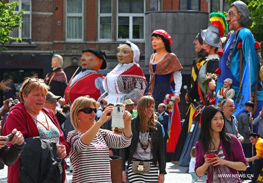 Belgique : premier défilé de géants à Louvain