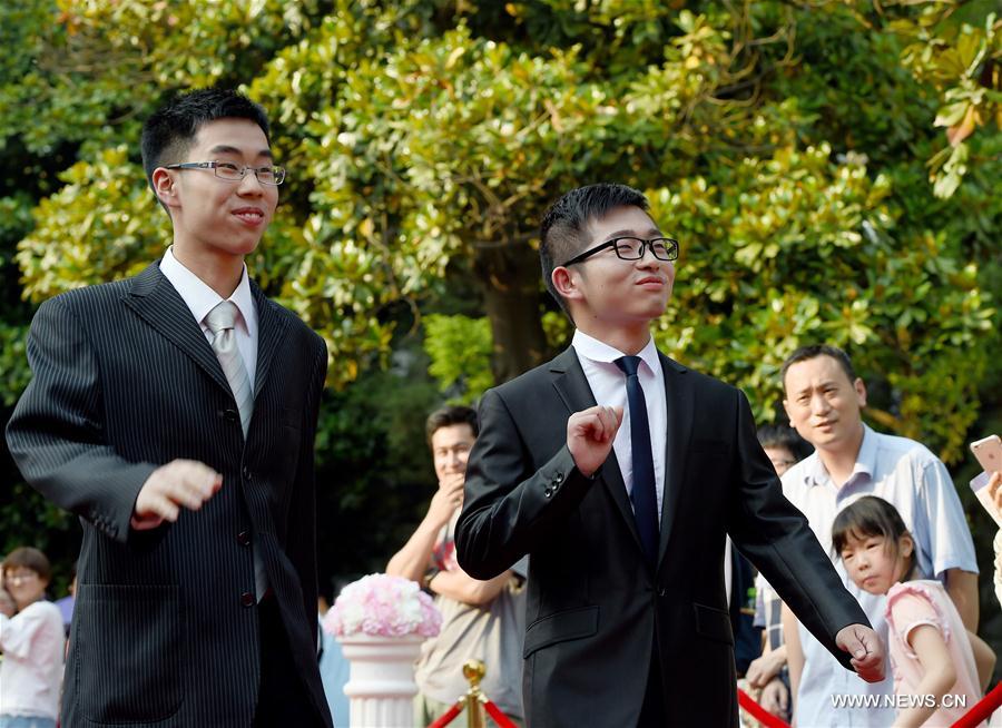 Célébration de l'obtention des diplômes dans une université chinoise