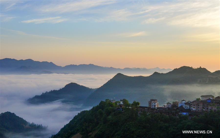Chine : lever du soleil au Guizhou