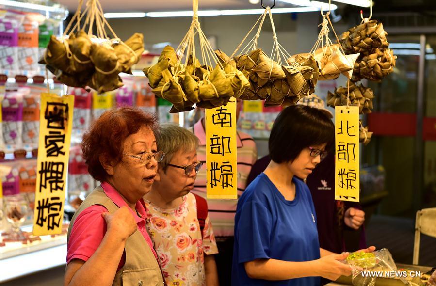 Achat de zongzi dans un marché de Taiwan