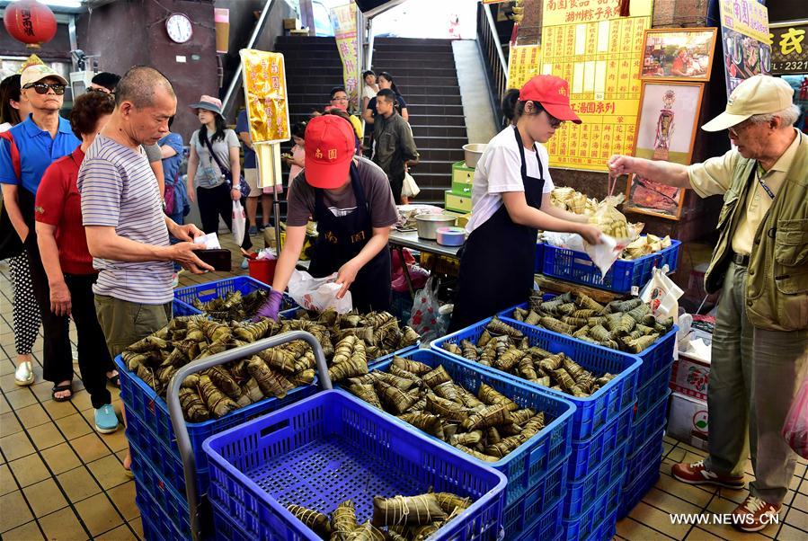 Achat de zongzi dans un marché de Taiwan