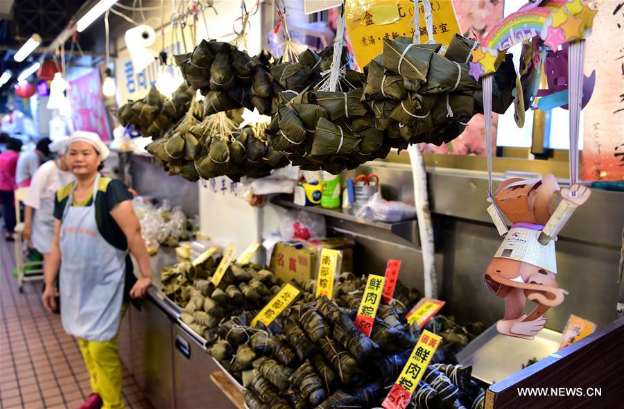 Achat de zongzi dans un marché de Taiwan