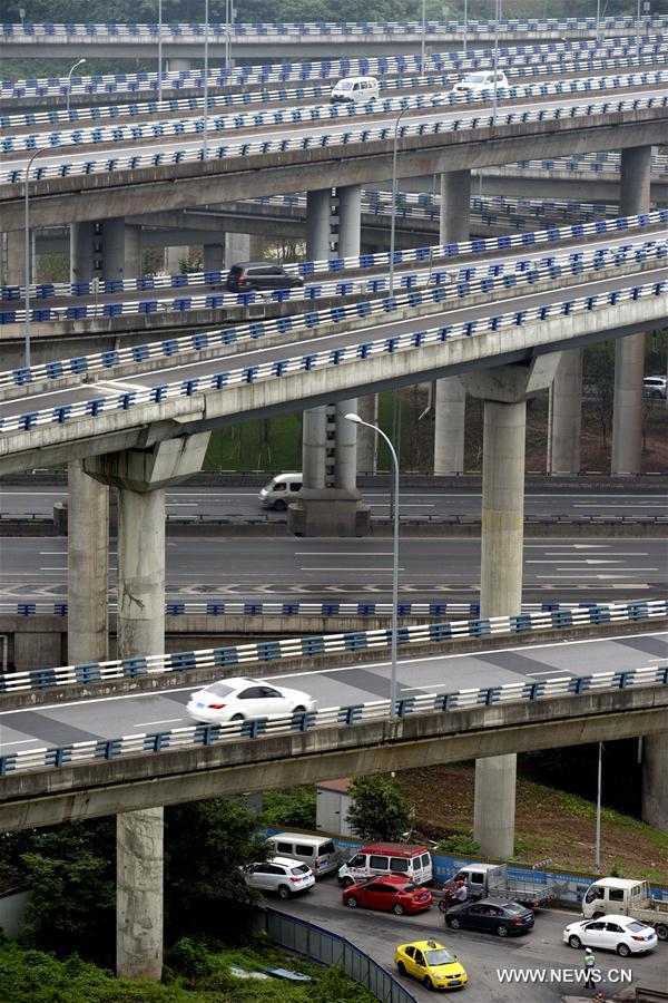 Chine : gigantesque pont autoroutier à Chongqing