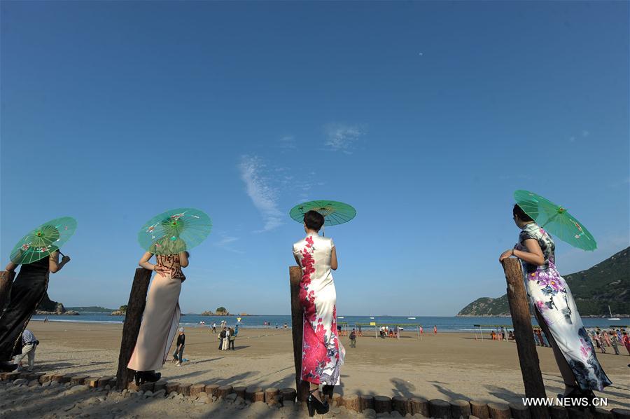 Des femmes en robes chinoises dans l'est de la Chine