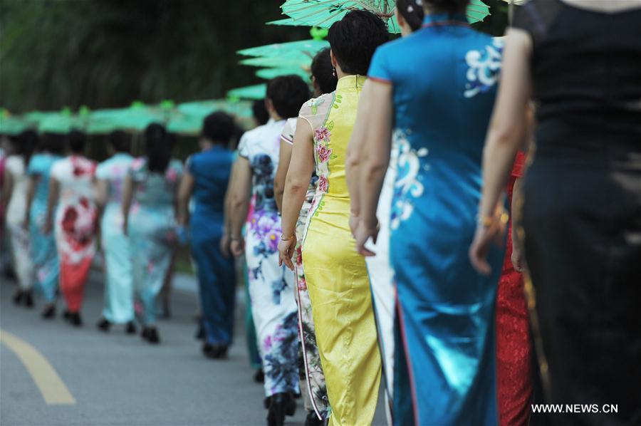 Des femmes en robes chinoises dans l'est de la Chine