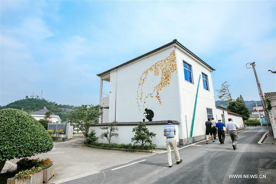 Chine : peintures murales dans un village au Zhejiang