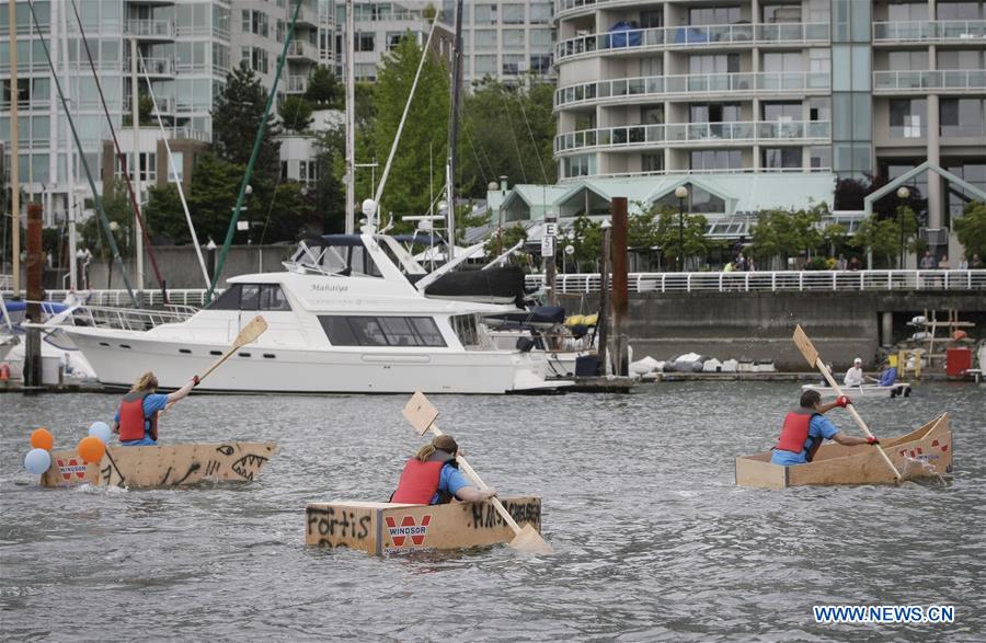 Canada : course de bateaux en contreplaqué à Vancouver