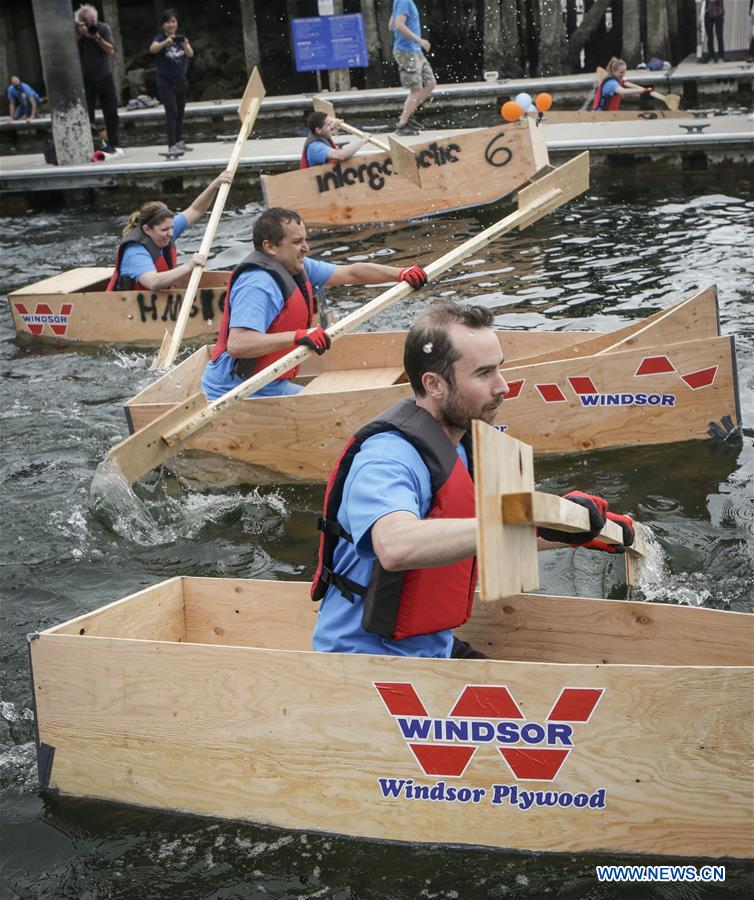 Canada : course de bateaux en contreplaqué à Vancouver