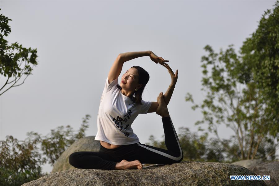 Chine : pratique du yoga dans un lieu touristique