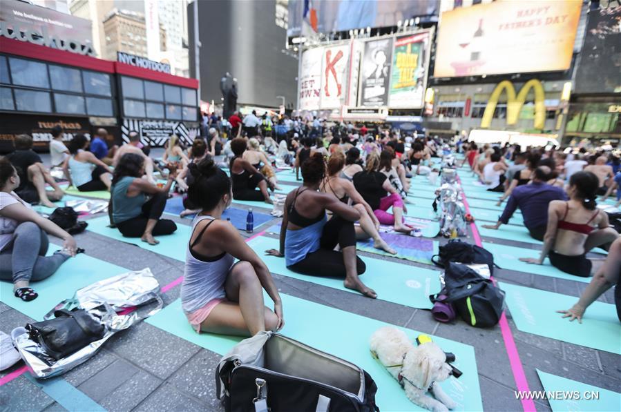 Des milliers de yogis à Times Square à New York