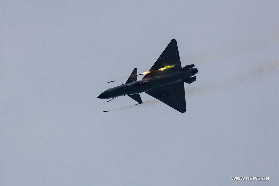 Chine : avions de chasse J-10B