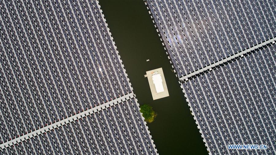 Chine : une centrale solaire photovoltaïque sur un lac