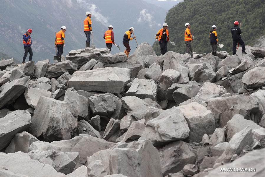 Opérations de secours à la suite du glissement de terrain au Sichuan