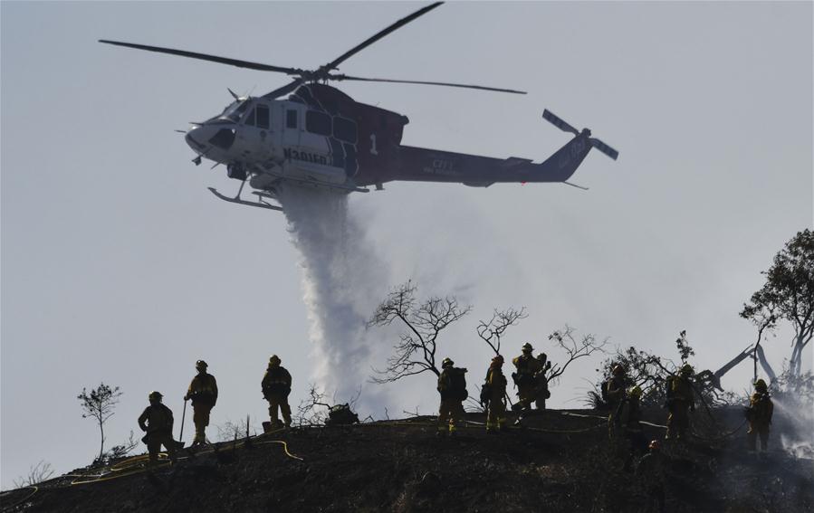 Etats-Unis : hélicoptère mobilisé pour maîtriser un incendie de forêt à Burbank