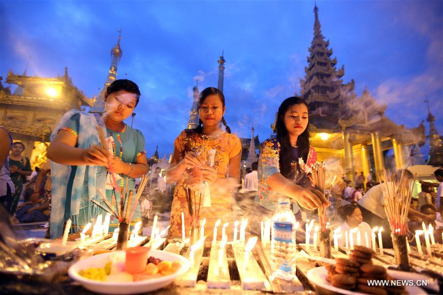 Myanmar : célébrations de la journée de la pleine lune