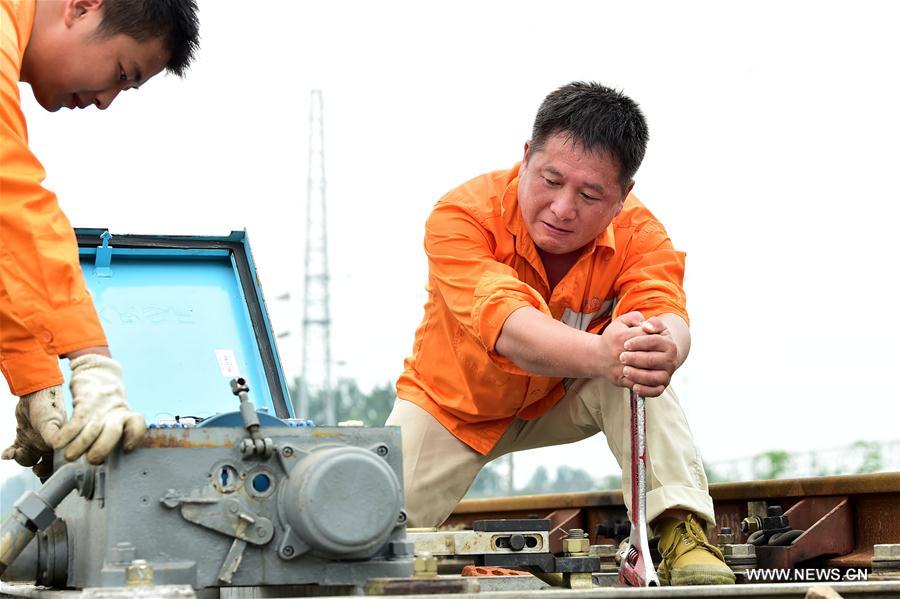Chine : des cheminots travaillent sous la canicule