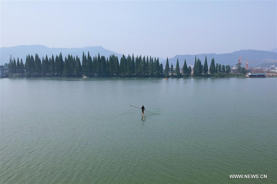 Chine : traverser la rivière Xin'an sur des bambous