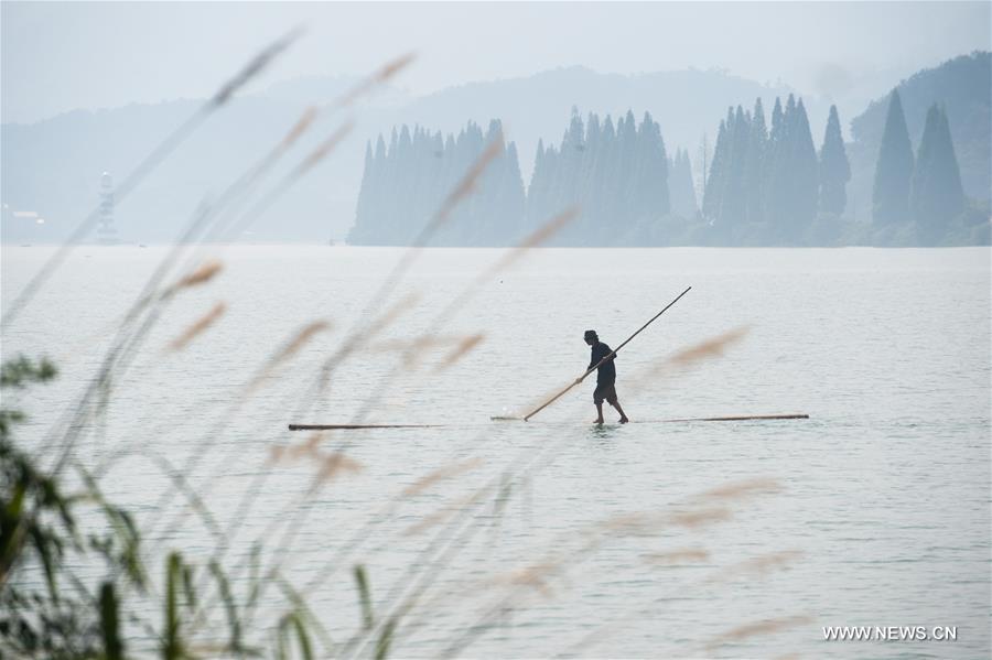 Chine : traverser la rivière Xin'an sur des bambous