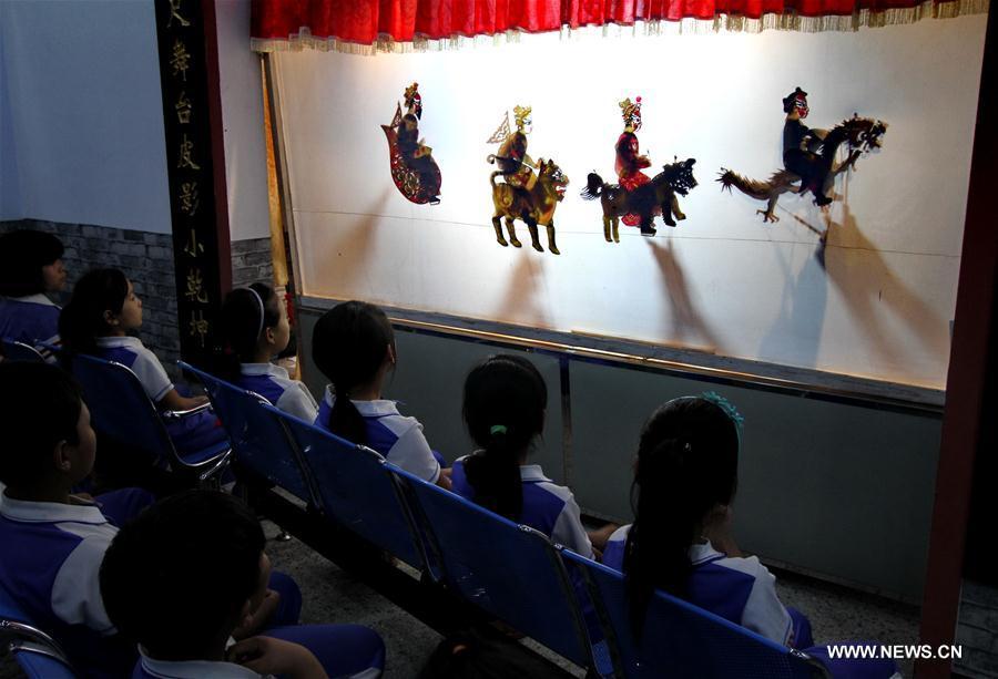 Chine : des enfants découvrent le théâtre d'ombres au Hebei