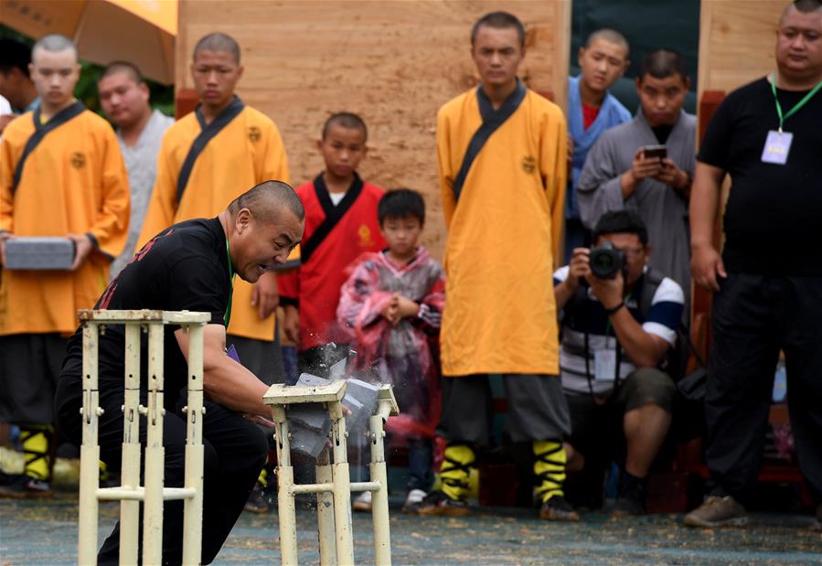 Chine : compétition d'arts martiaux au temple Shaolin