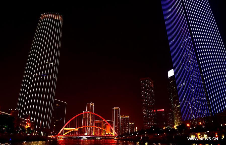 Chine : vue nocturne de Tianjin