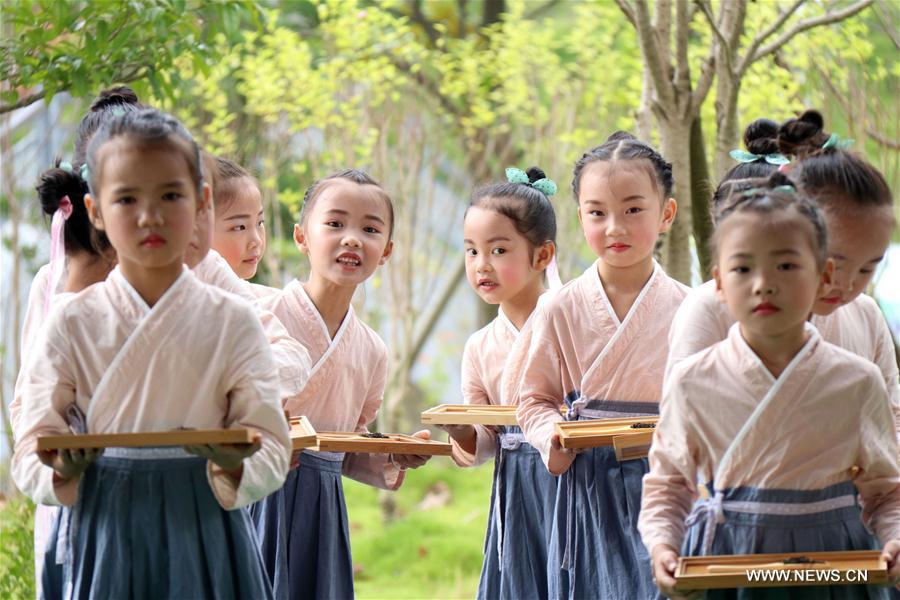 L'art du thé enseigné aux enfants dans le sud-ouest de la Chine
