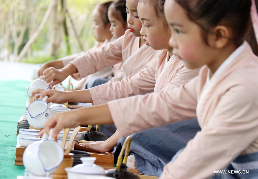 L'art du thé enseigné aux enfants dans le sud-ouest de la Chine