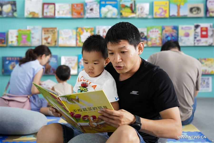 Chine : des enfants au Salon international du livre de Beijing