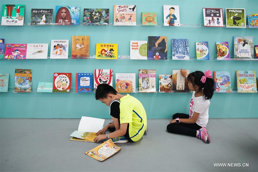 Chine : des enfants au Salon international du livre de Beijing