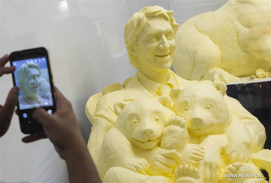 Canada : sculpture en beurre de Justin Trudeau avec deux pandas jumeaux 