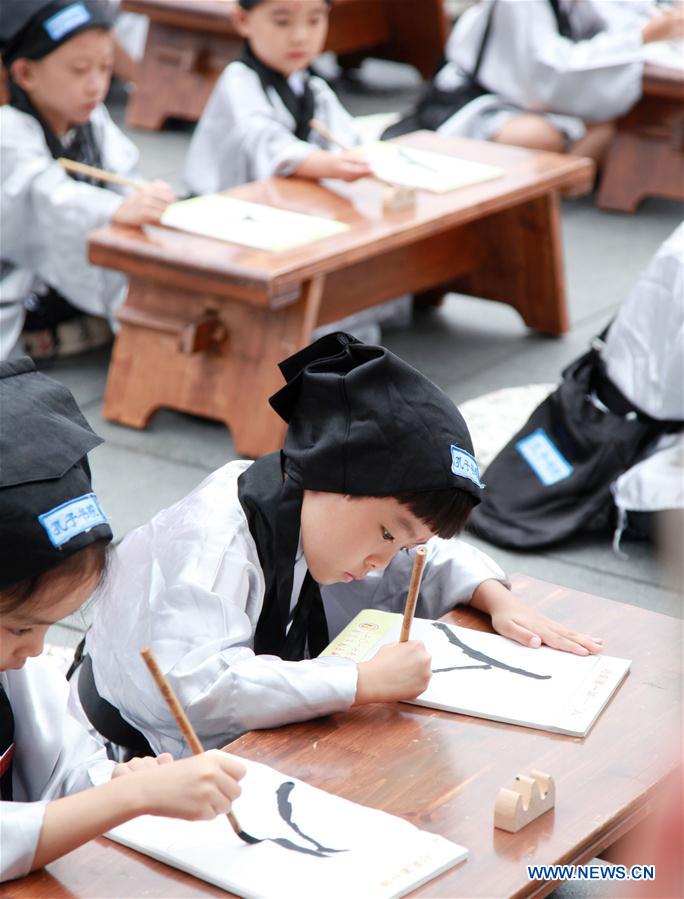 Chine : cérémonie scolaire pour des écoliers à Nanjing