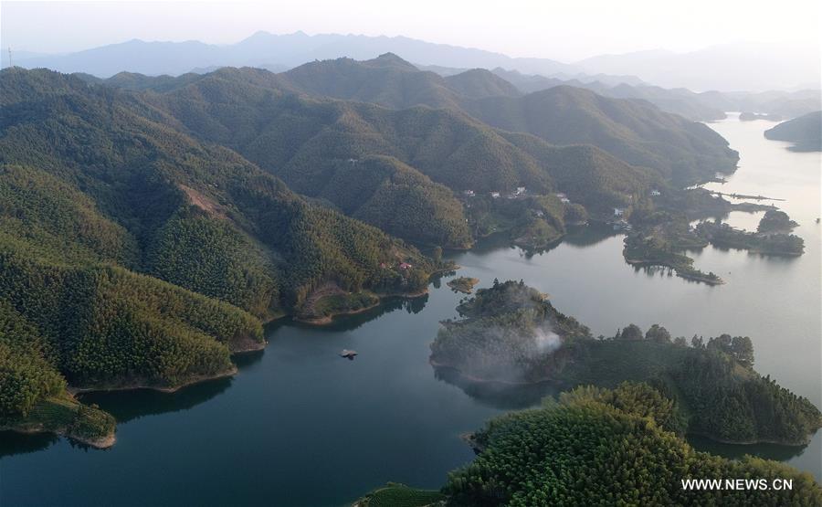 Paysage du réservoir de Xianghongdian dans l'Anhui
