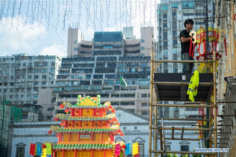 Chine : préparatifs de la Fête de la mi-automne à Macao