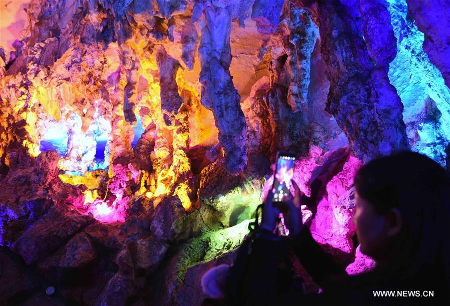 Chine : grotte souterraine au Yunnan