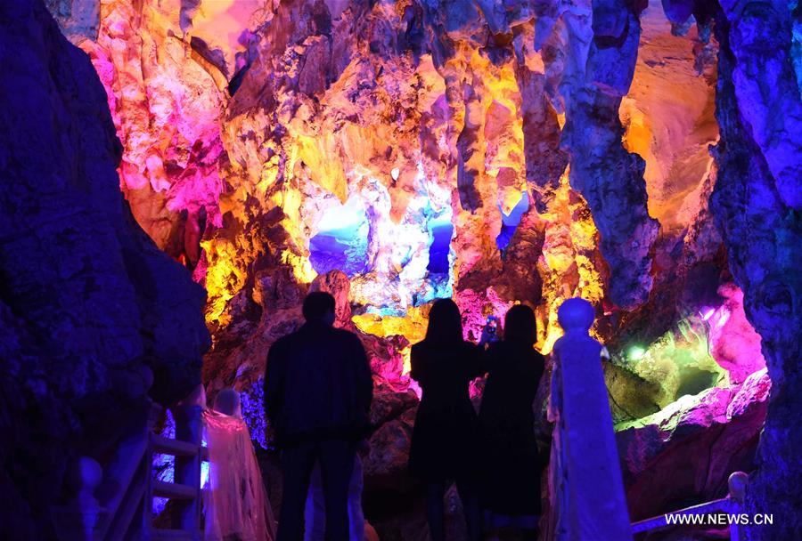 Chine : grotte souterraine au Yunnan