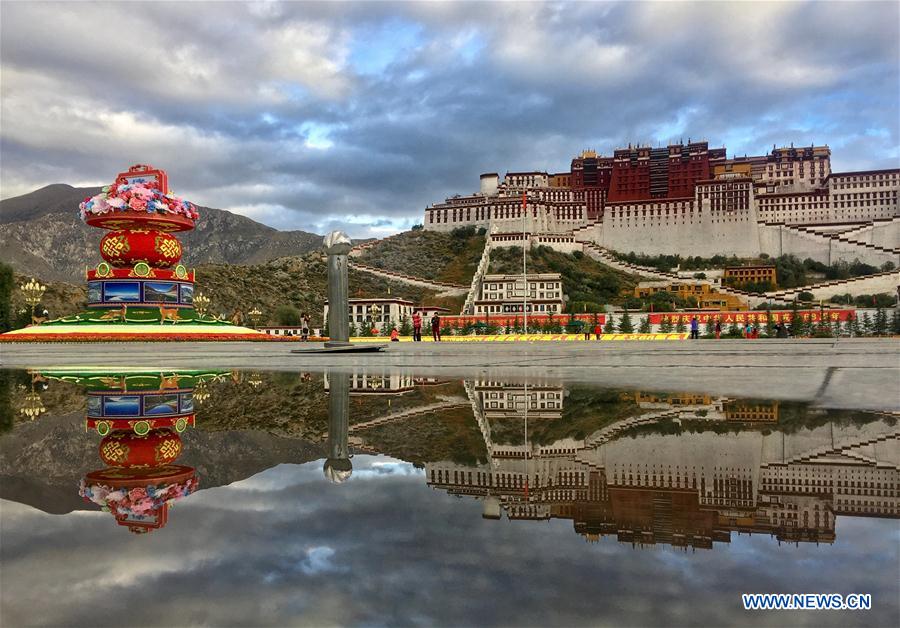 Décorations florales au Tibet à l'approche de la Fête nationale