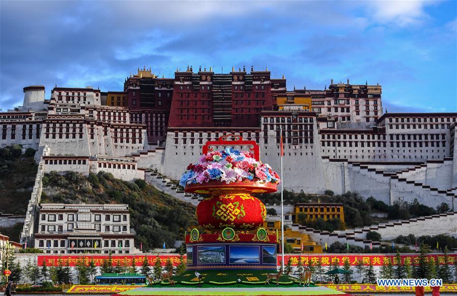 Décorations florales au Tibet à l'approche de la Fête nationale