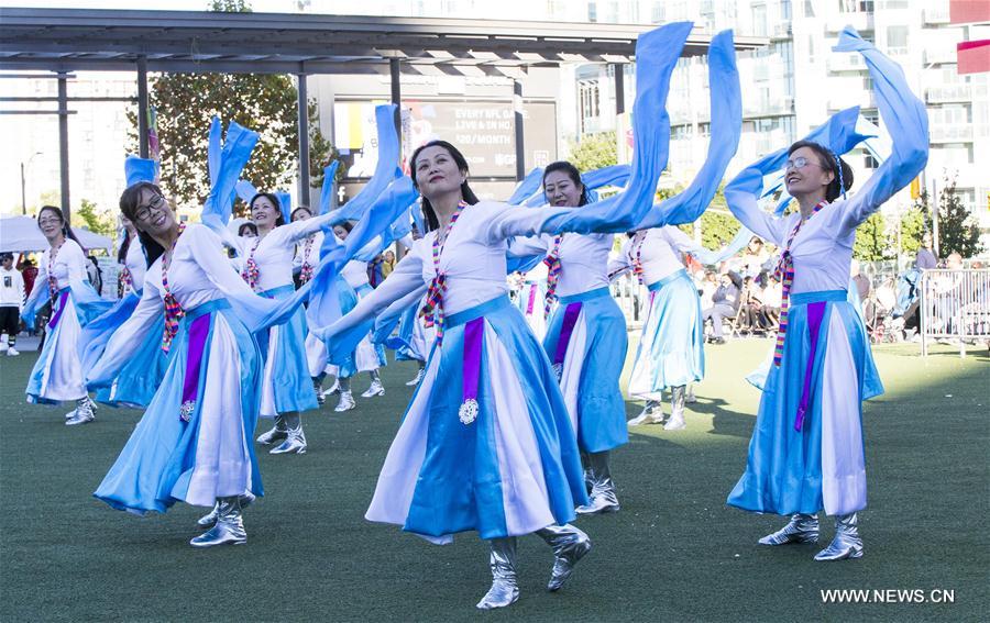 Canada : compétition de danse chinoise en groupe à Mississauga