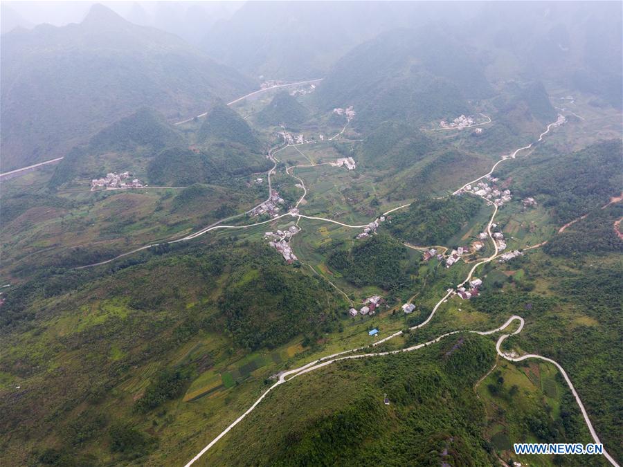 Chine : routes de campagne dans un district du Guangxi 