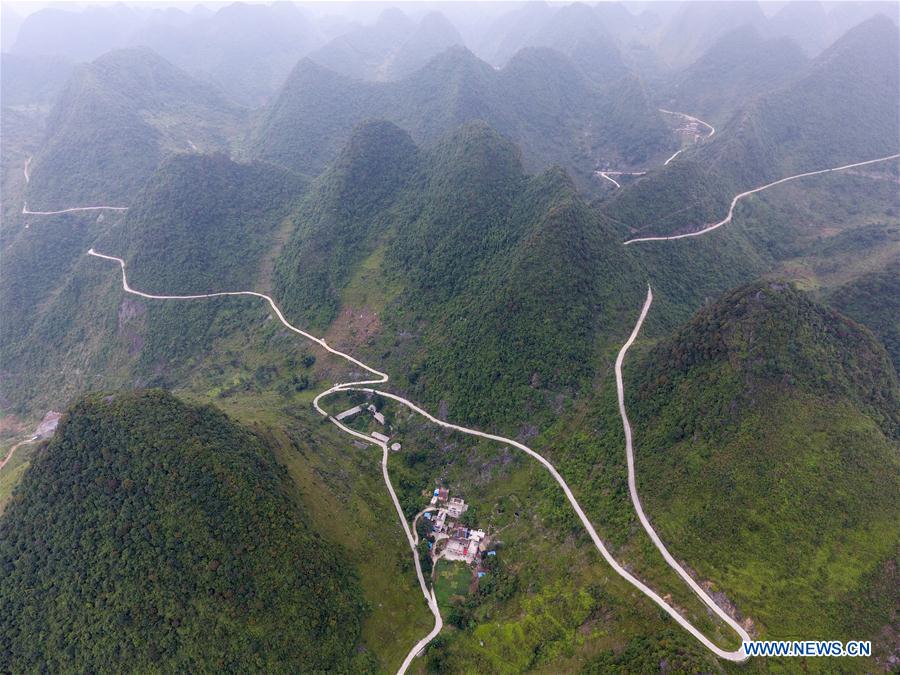Chine : routes de campagne dans un district du Guangxi 