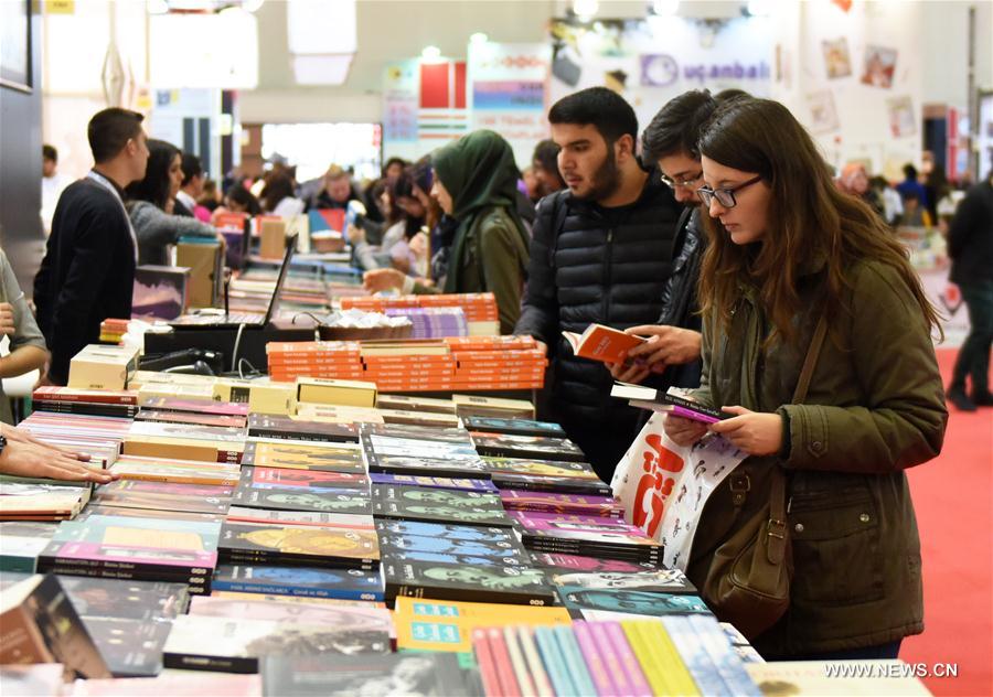 Les livres chinois attirent les visiteurs à la foire du livre d'Istanbul