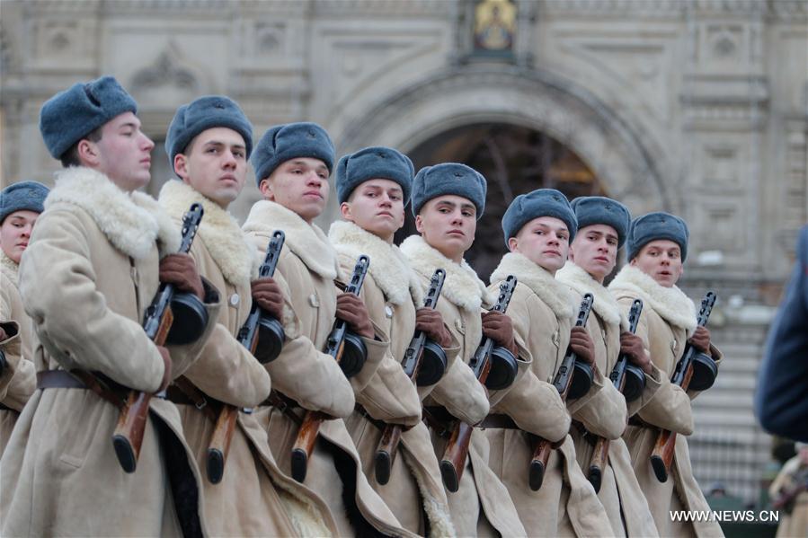 Russie : défilé militaire sur la place Rouge de Moscou